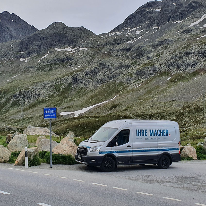 Firmenbus am Julierpass